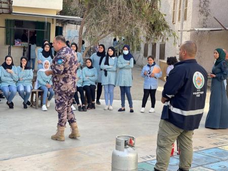 الدفاع المدني يقدم ورشة تعريفية في مدرسة البنات